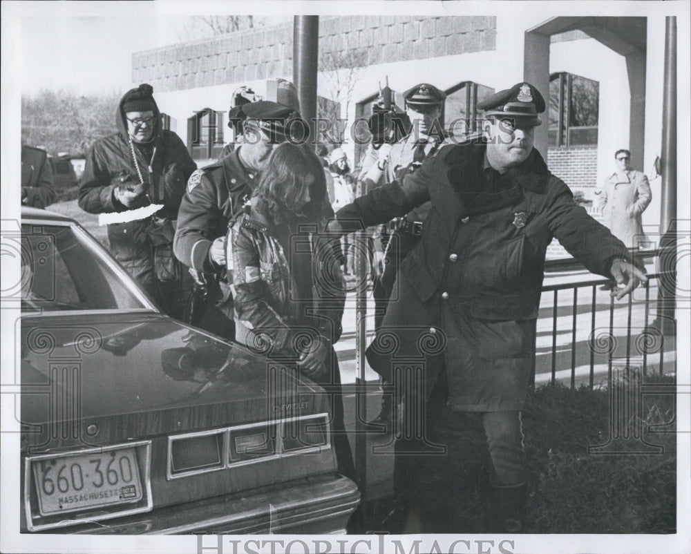 Press Photo Donna Powers arrested Cop Murder escorted by troopers Bob Mckeon - Historic Images