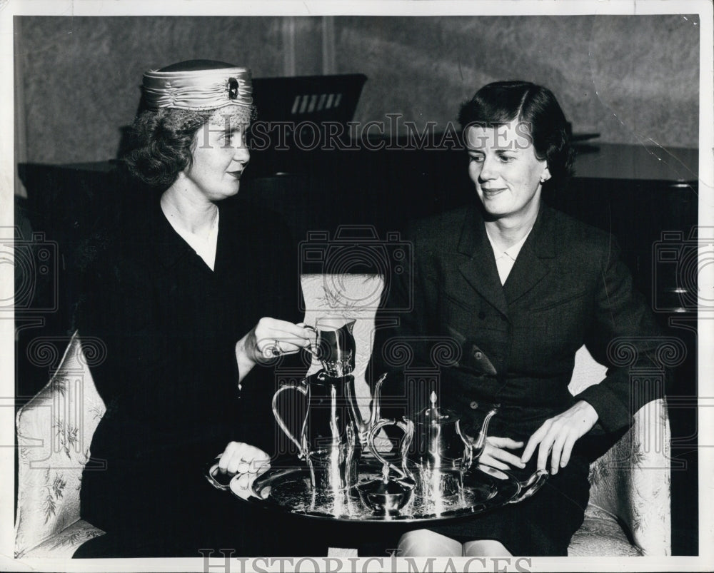 1960 Press Photo Mrs. William Power Helen Connors Regis College Alumnae Tea - Historic Images
