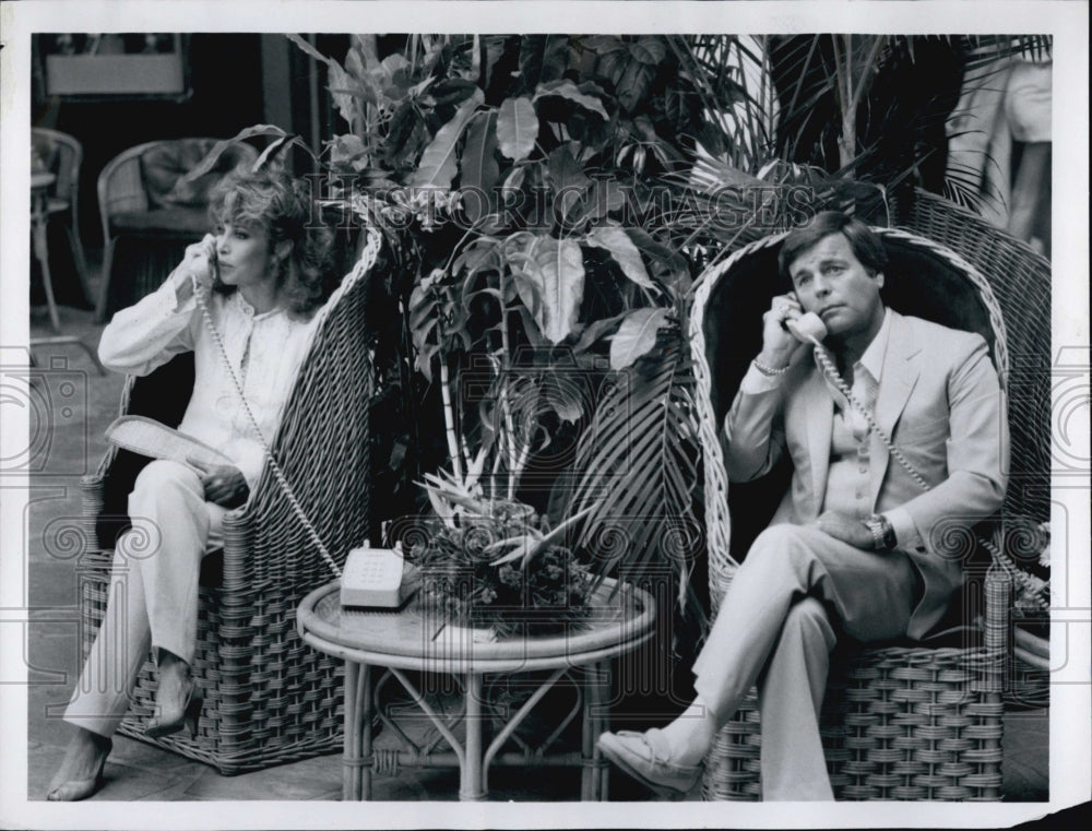 Press Photo Robert Wagner & Stefanie Powers in "Hart to Hart" - Historic Images