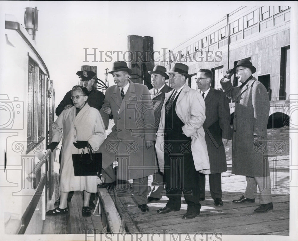 1958 Police Inspect Ellis Island As Possible Narcotics Center - Historic Images