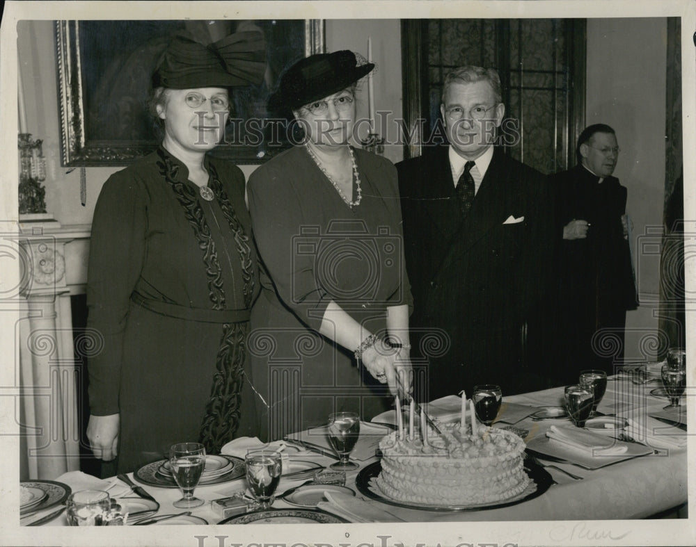 1940 Anna Kless, Dr Luise Diez II, Mr Bernard Taylor of  Family info - Historic Images