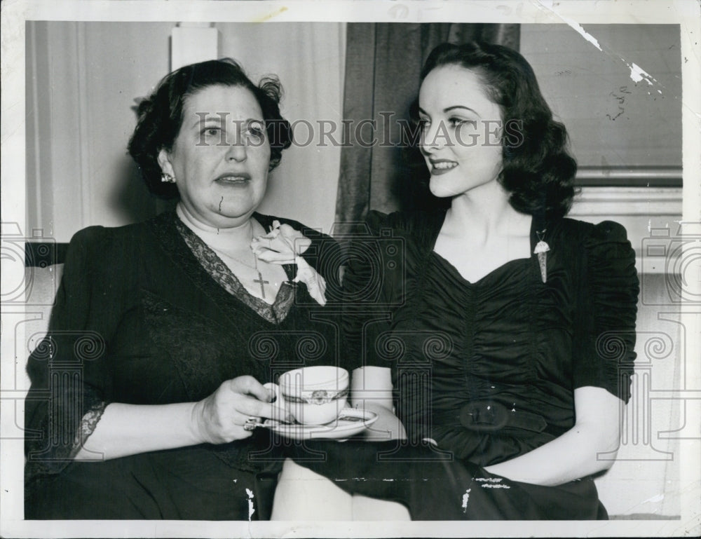 1940 Press Photo Louella Parsons Movie Columnist Peggy Diggens Model - Historic Images