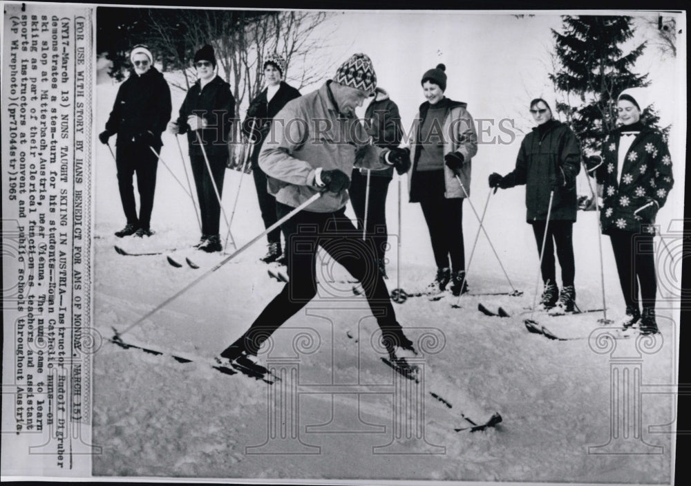 1965 Press Photo Instructor Rudolf Digruber teach Roman Catholic Nuns to Ski. - Historic Images