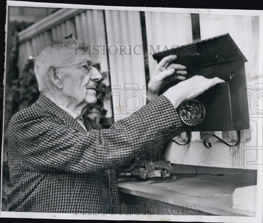 1965 Press Photo Joshua N. Corbin first rural mail carries,checks modern mailbox - Historic Images