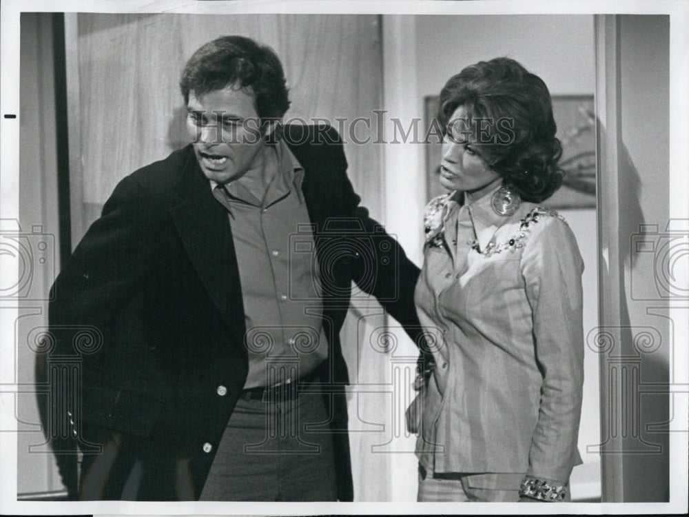 1974 Press Photo Actor Glenn Corbett Angie Dickinson TV Show Police Woman - Historic Images