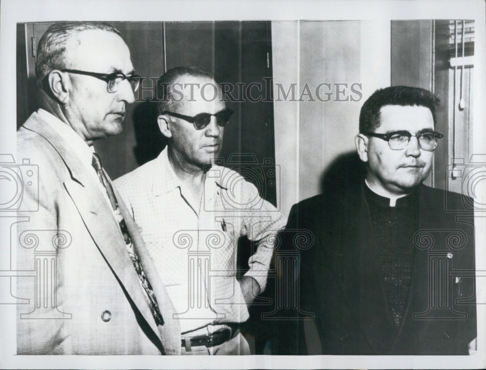 1955 Press Photo Governor EV Copenhever Warden Deane Miller Father John Meyer - Historic Images