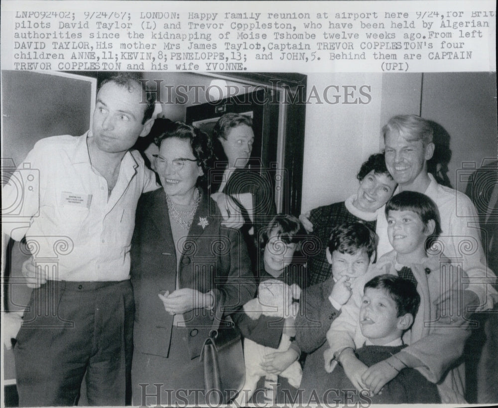 1967 Press Photo Captured Pilots David Taylor Trevor Coppleston Family Reunion - Historic Images