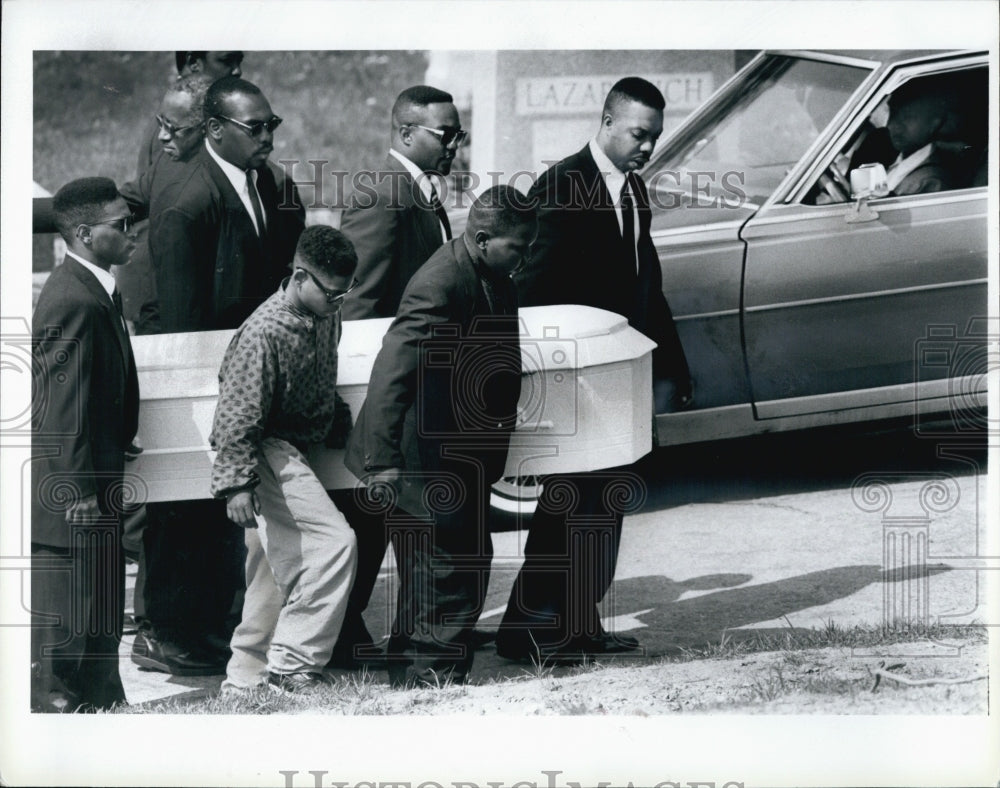 1991 Press Photo Burial of Charles Copney and his mom watched over the car. - Historic Images