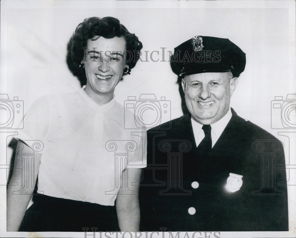 1960 Press Photo Lady and Police Officer Jim. - Historic Images