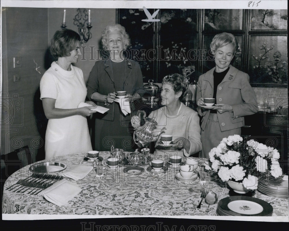 1968 Press Photo Florence Critteton fashion show luncheon. - Historic Images