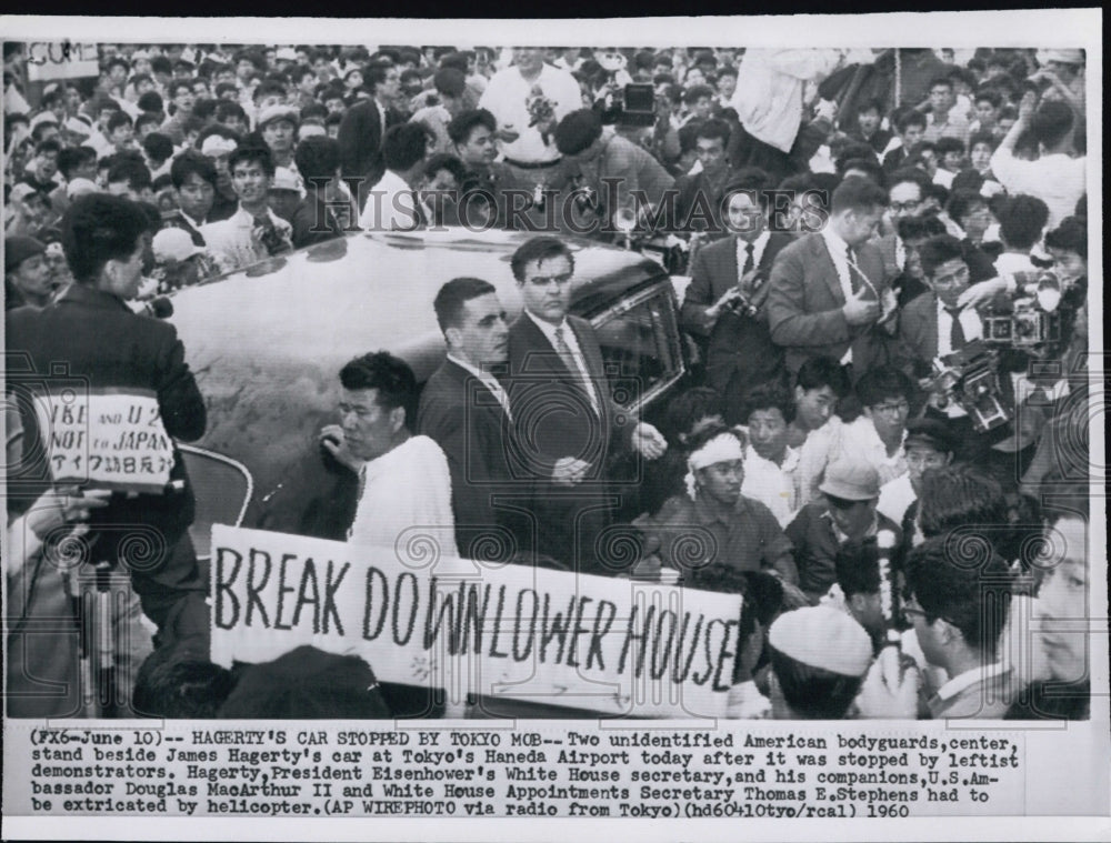 1960 Press Photo James Hagerty With Bodyguards at Tokyo Airport - Historic Images