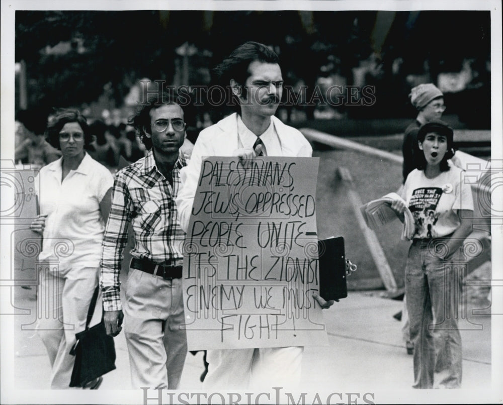 1979 Press Photo Dr. Jim Ryan Pickets - Historic Images