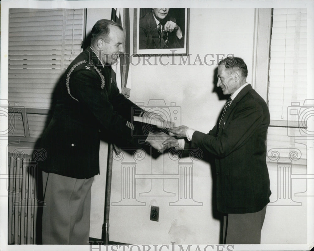 1951 Press Photo Morris Gelfond Wins Cash Reward - Historic Images