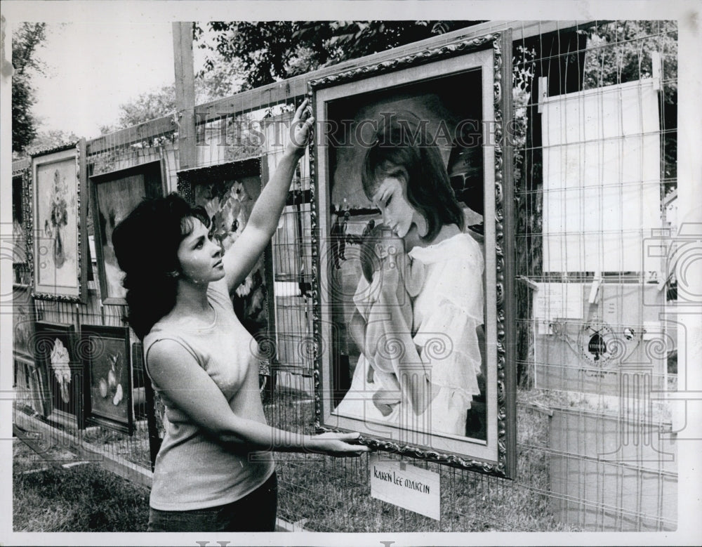 1972 Press Photo Karen Martin With Her Art - Historic Images