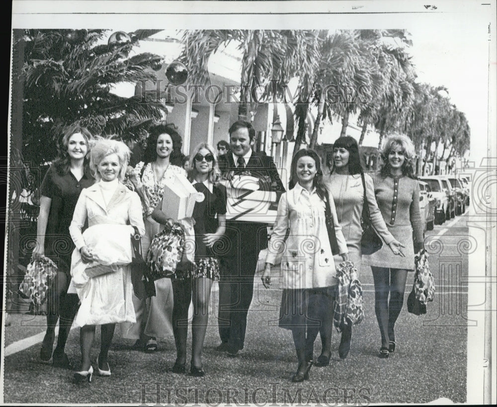 1972 Press Photo The Way To Go Shopping With Kell Martin - Historic Images