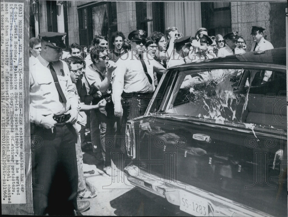 1968 Press Photo General Lewis Harvey&#39;s Car has Eggs Thrown at It - Historic Images