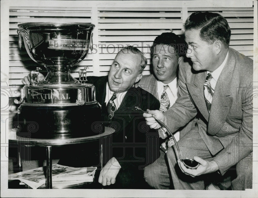 1950 Press Photo Herbert Thompson, Edward Martin & Ed Keelan Jr Looking at Troph - Historic Images