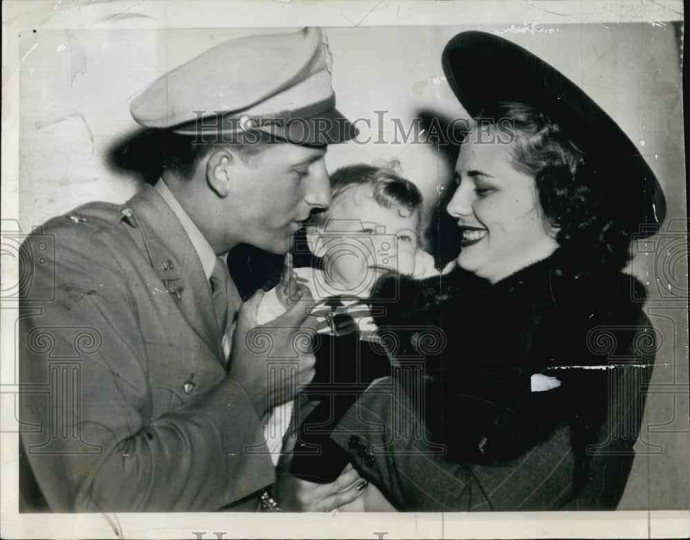 1943 Press Photo Major Martini &amp; Wife with 10 Month Old John Dad Meets Him 1st - Historic Images