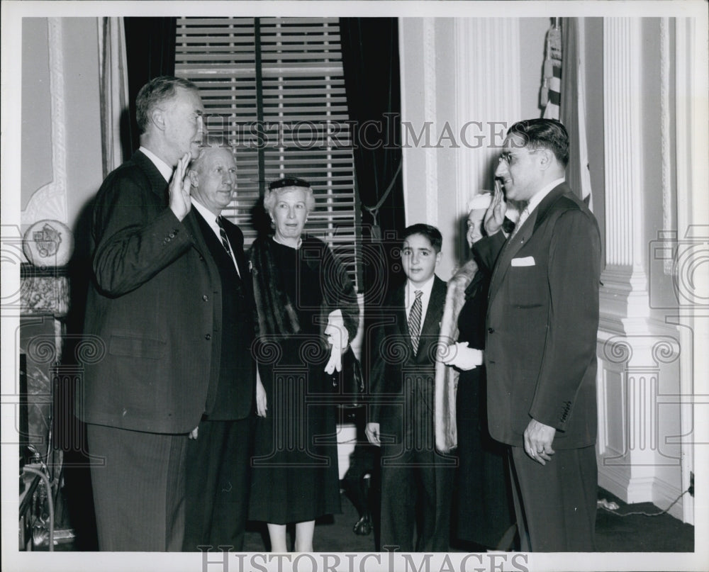 1956 Press Photo Justice Harry M.Lack Everett being sworn in by Gov.Herter. - Historic Images