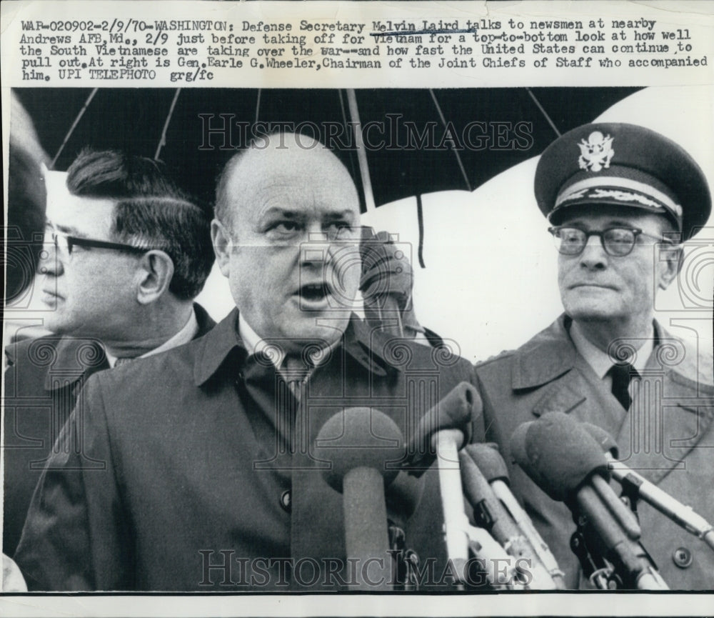 1970 Press Photo Melvin Laird, Former U.S. Defense Secretary talks to newsman. - Historic Images