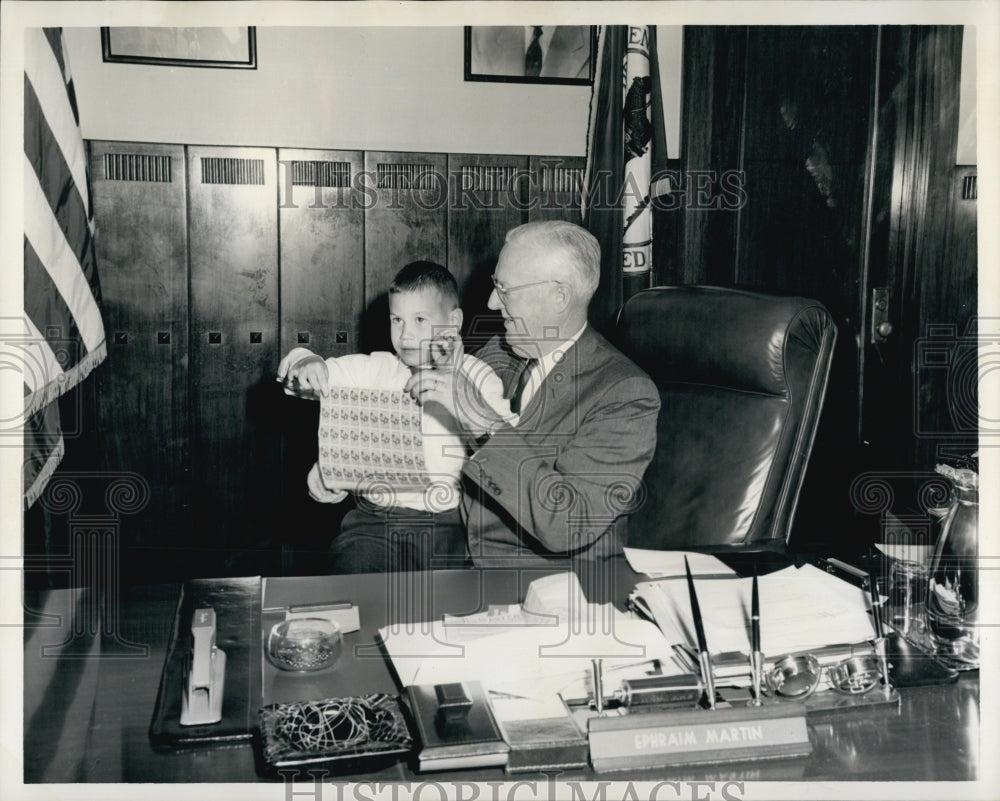 1960 Press Photo Postmaster of Boston Ephraim Martin &amp; Bully Byrne Age 7 - Historic Images