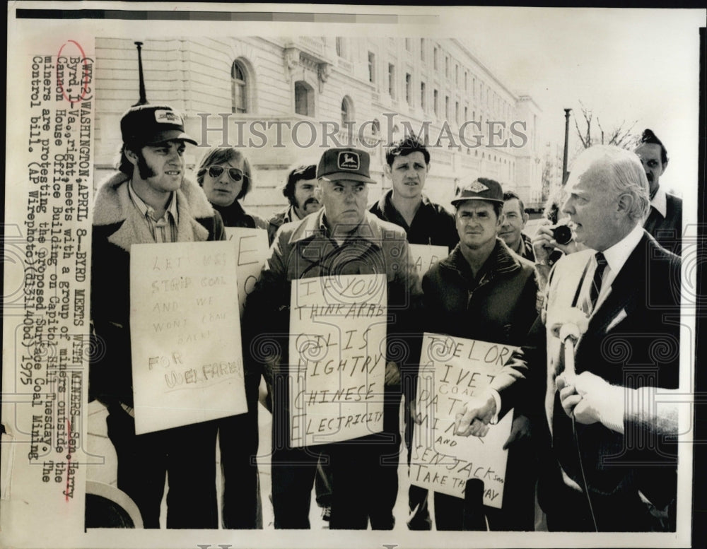 1975 Press Photo Sen Harry Byrd D-VA 7 Group of Miners Protesting - Historic Images