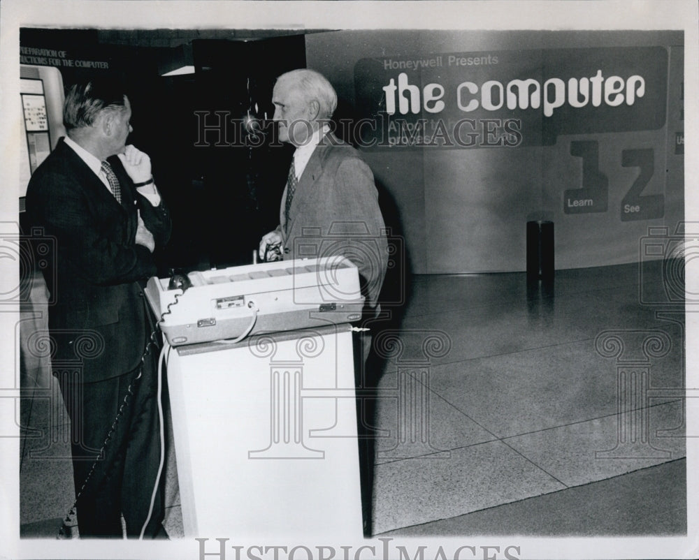 1973 Press Photo EVP of Honeywell Clancy Spangle &amp; Museum Dir. Brad Washborn - Historic Images