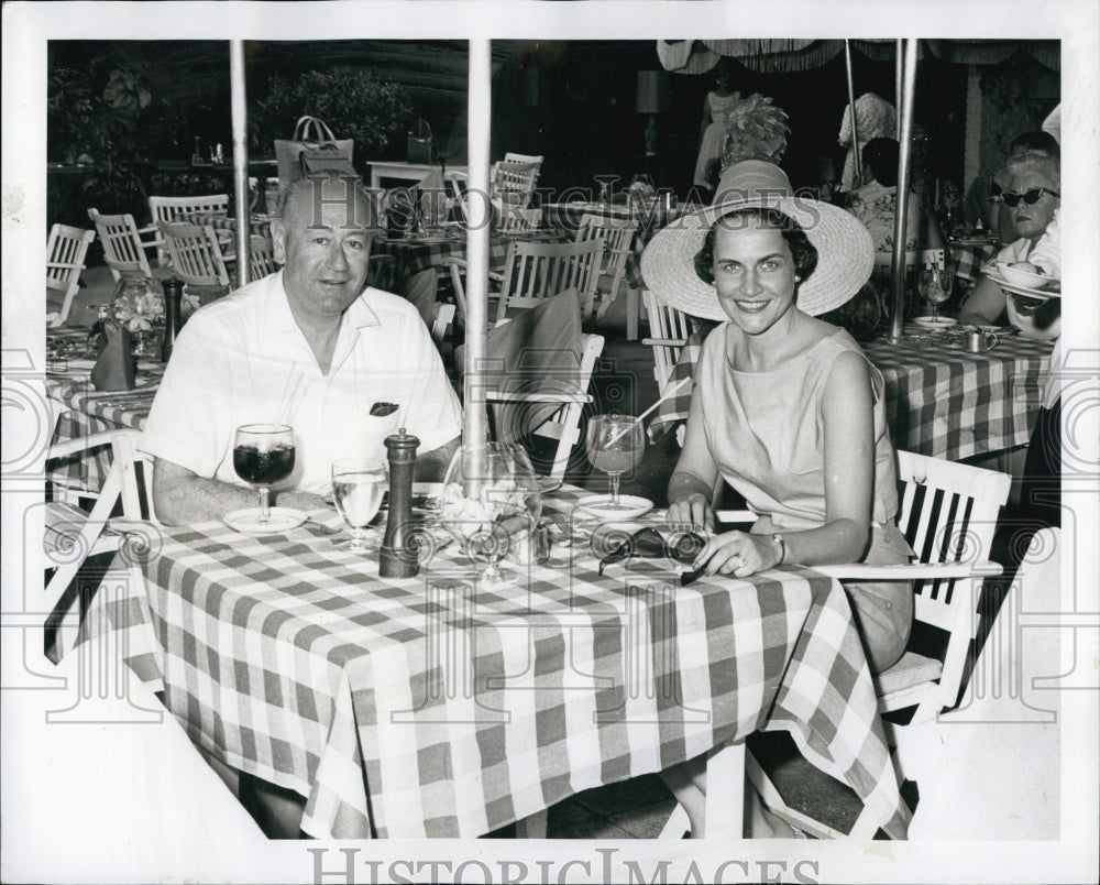 1961 Press Photo Mr Mrs Moses Richman Spring Vacation Colony Half Moon Hotel - Historic Images