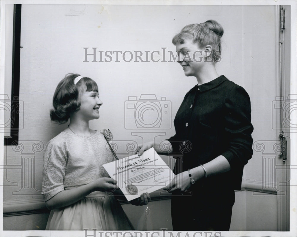 1964 Press Photo Alice Millar And Merrie Spaeth - Historic Images