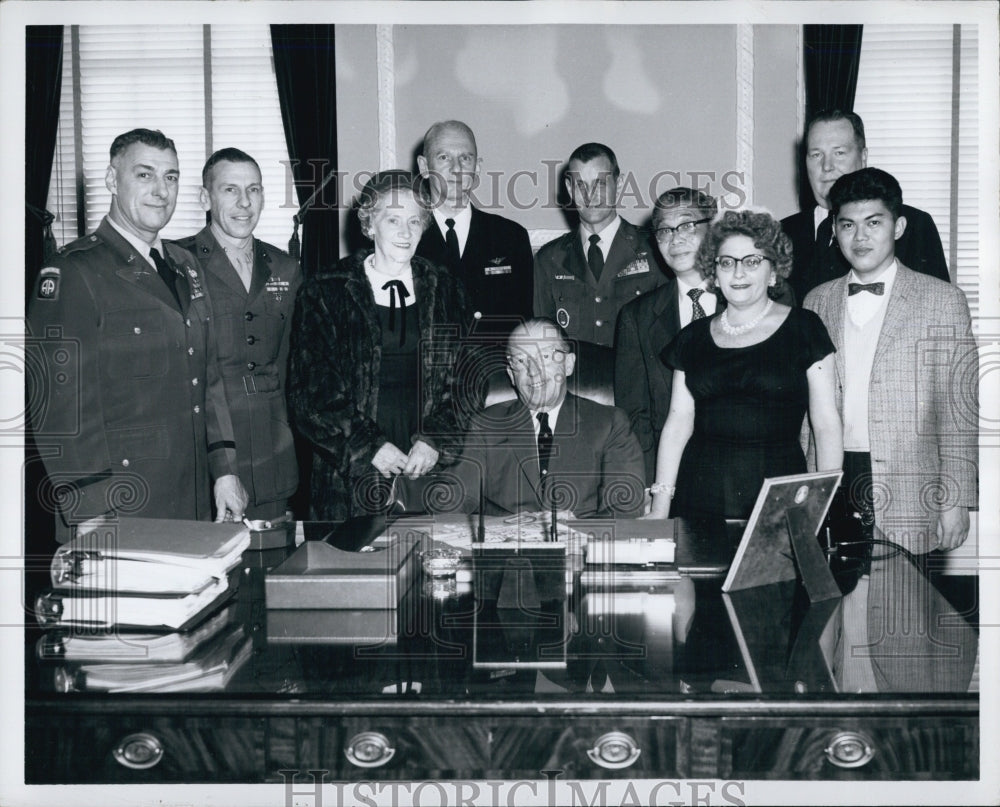 1960 Memorial Service At The Armed Forces Club - Historic Images