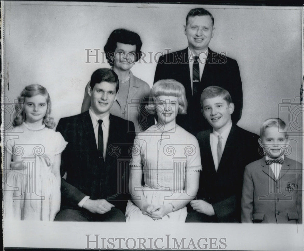 1968 Press Photo Reverend Edward Thompson And Family - Historic Images