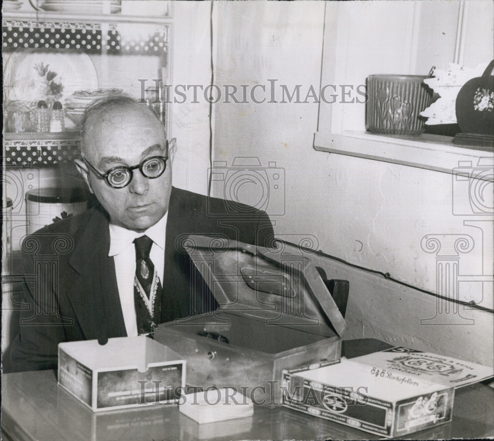 1954 Press Photo Samuel Malta Robbed - Historic Images