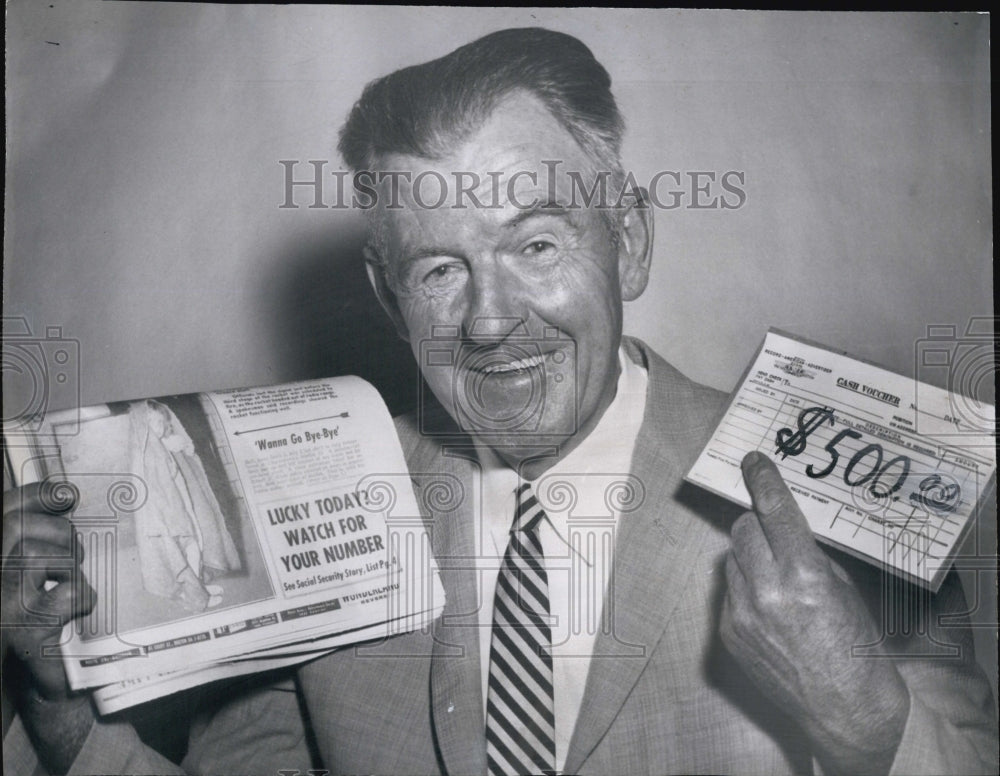 1960 Press Photo Bill Maloney&#39;s Coupon-a-day Brings Rich Reward ($500) - Historic Images