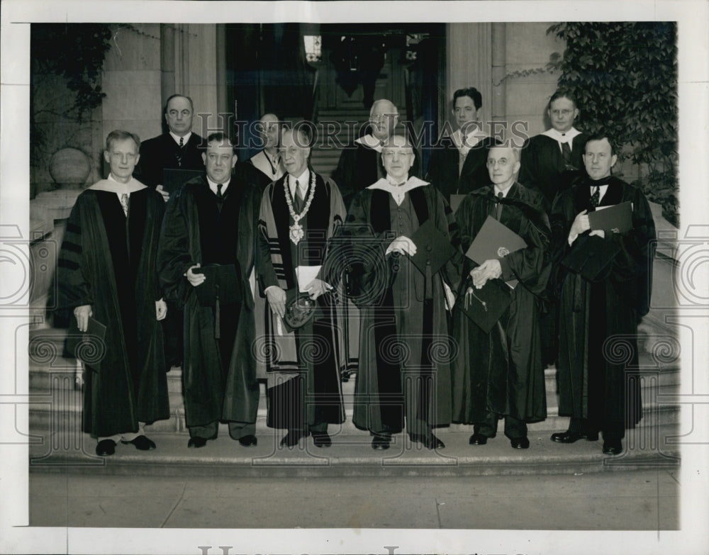 1946 Press Photo Yale University Graduates In Formal Dress Posing For Pics - Historic Images