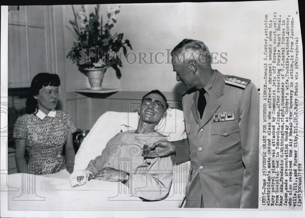 1959 Press Photo U.S. Airman Donald Corder gets Purple Heart - Historic Images