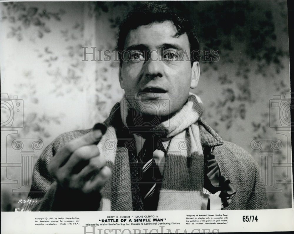 1968 Press Photo Actor Harry Corbet in "Rattle of a Simple Man" - Historic Images