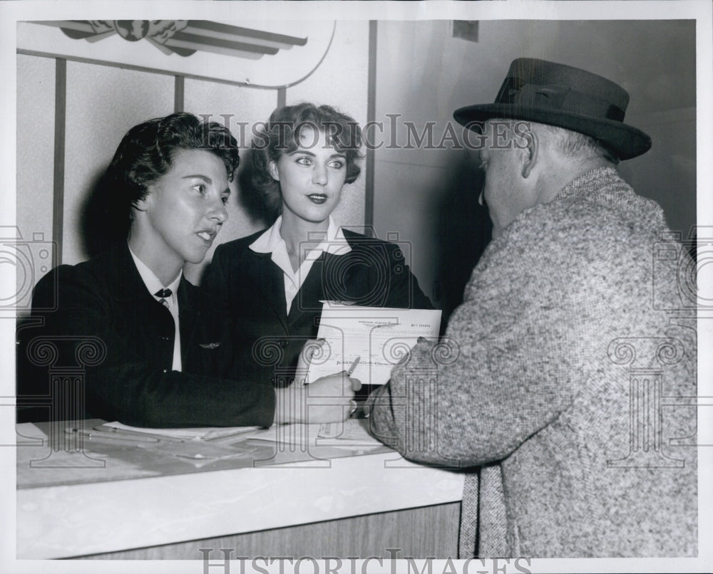 1958 Press Photo Millie Cordeire and Betty Smith, agents of Darby Co.soliciting. - Historic Images