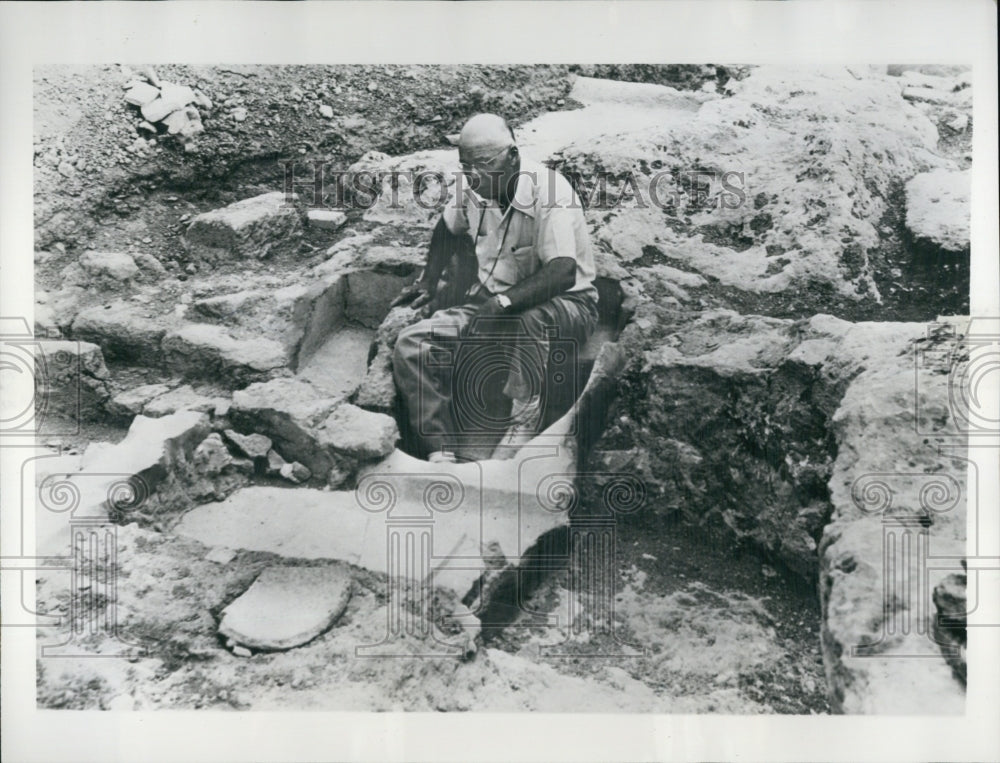 1954 Press Photo Archeology Professor Oscar Broneer at Poseidon Temple Greece - Historic Images
