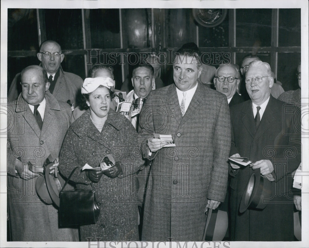 1958 Press Photo Mrs.and Mayor George Christopher of sings carols. - Historic Images