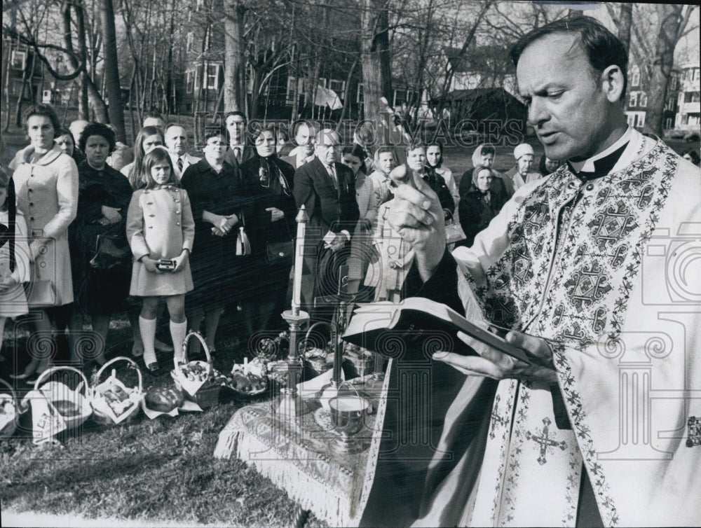Press Photo Father Stephen Chomko blessed the Easter Baskets. - Historic Images