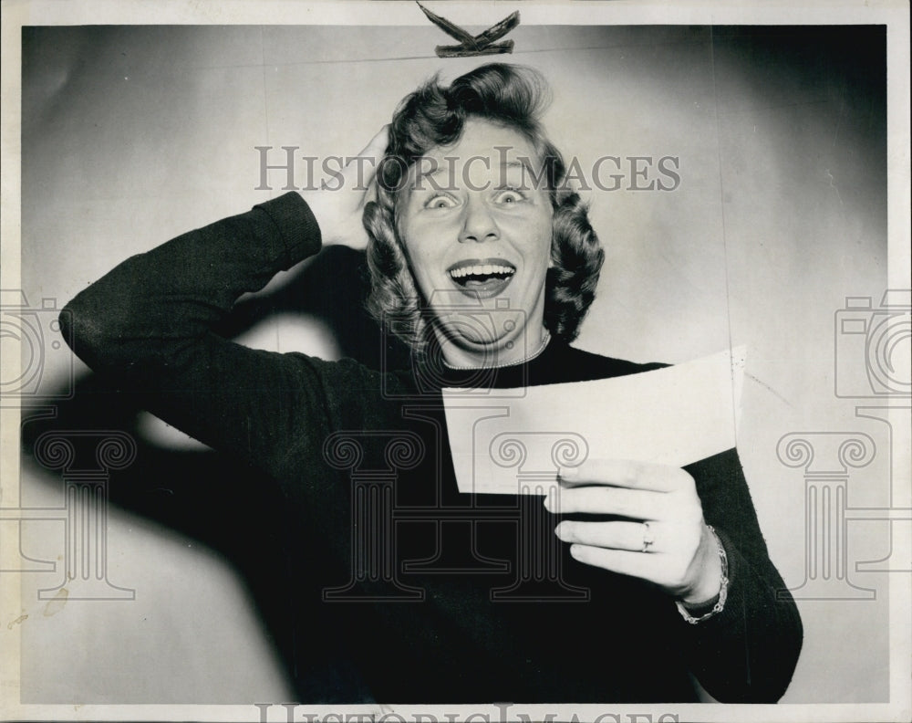 1960 Press Photo Barbara Churchill, win $500 SS Jackpot award. - Historic Images