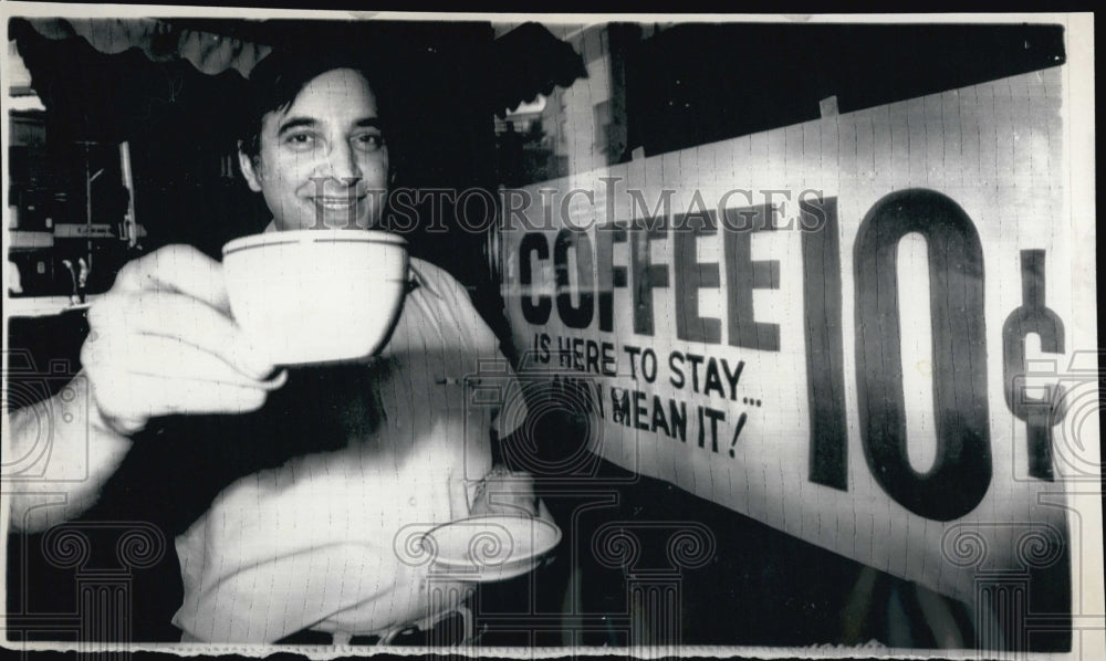 1971 Press Photo Fred Chioffi Owner of Restaurant that Sells Coffee For a Dime - Historic Images