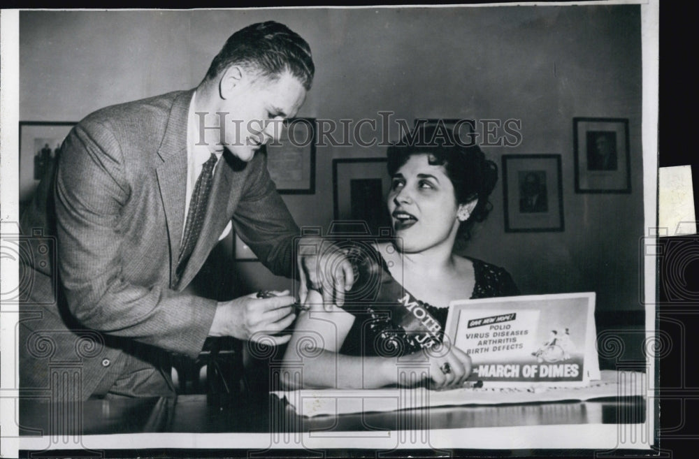 1959 Press Photo Mrs. Frances Chionchio,receives a polio vaccine. - Historic Images