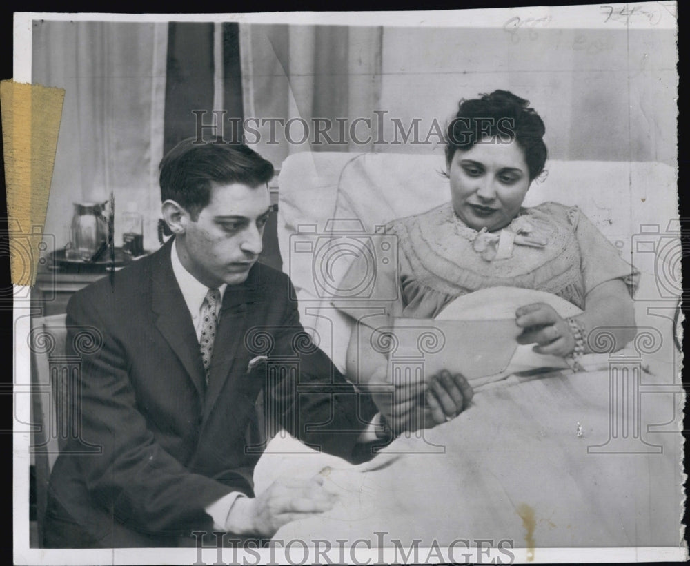 1959 Press Photo Mr. and Mrs. Frank Chionchio,reads a telegram of consolation. - Historic Images