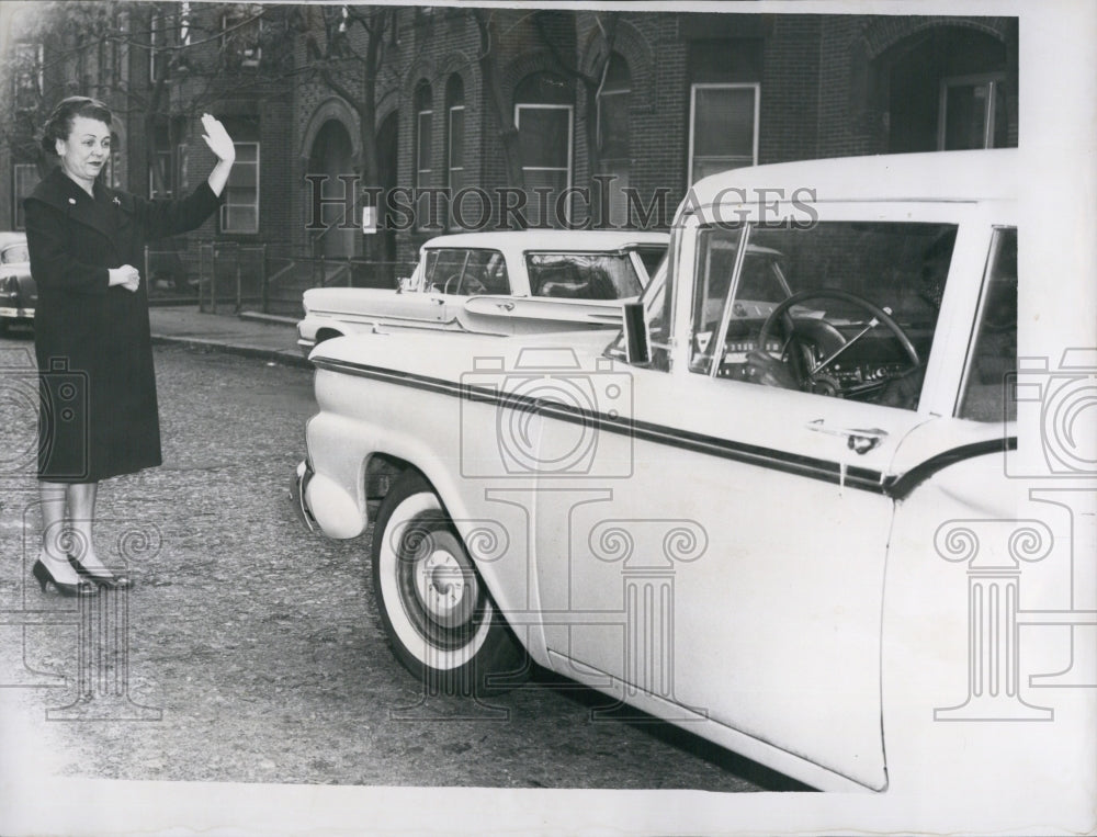 1952 Press Photo Mrs.Evelyn Chinn practice directing traffic at school crossing. - Historic Images