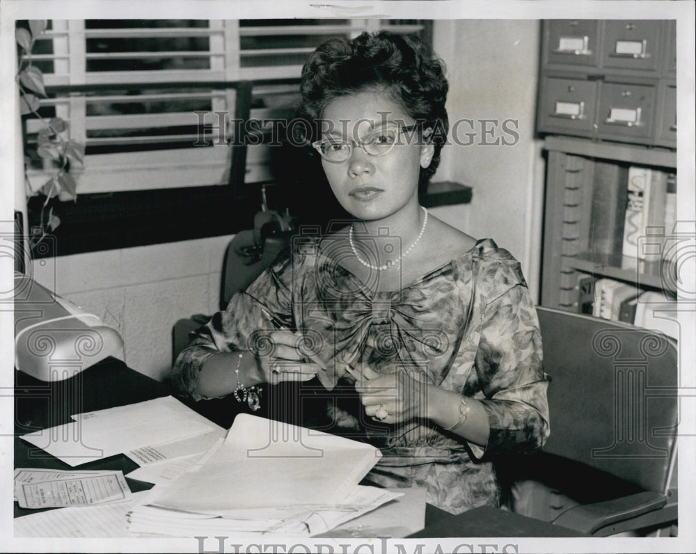 1959 Press Photo Helen Chin Secretary of the Day at Middlesex Court - Historic Images