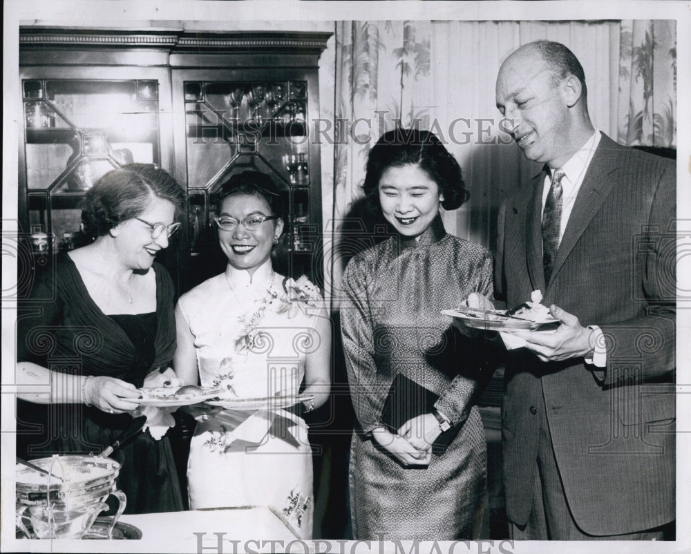 1958 Press Photo Mrs DeGuglielmo Chinese New Year Party Helen Chin &amp; Dr Shann - Historic Images