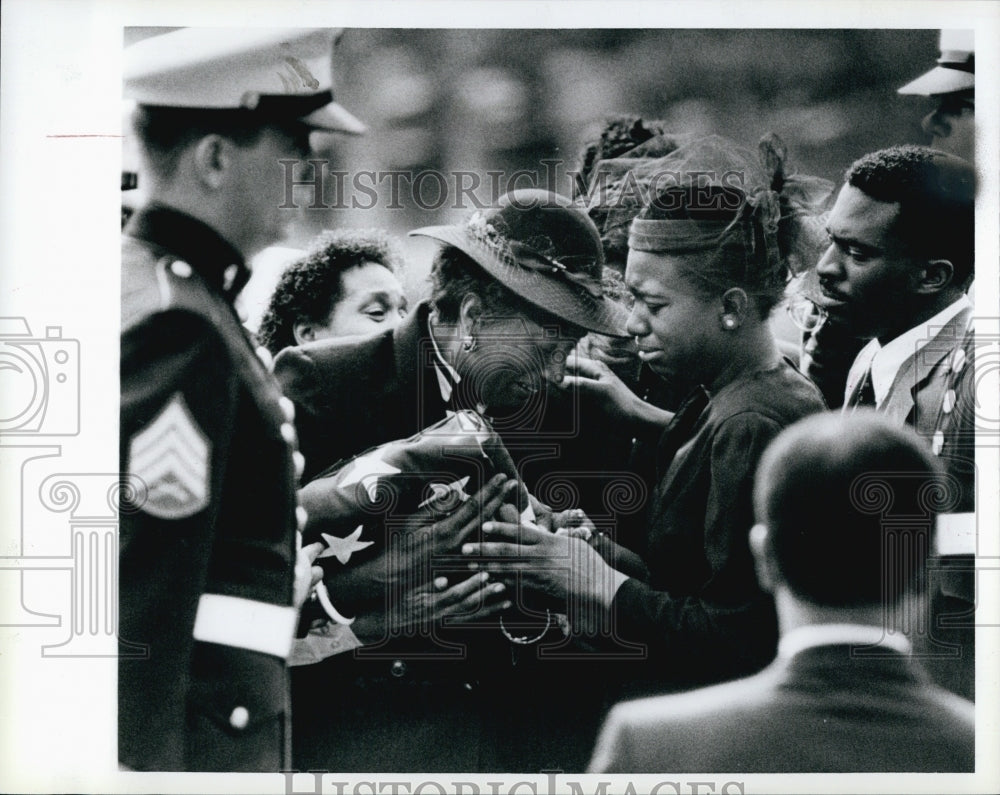 1983 Press Photo Irma Thomas Grieving at Son&#39;s Bruce Thomas&#39;s Funeral - Historic Images