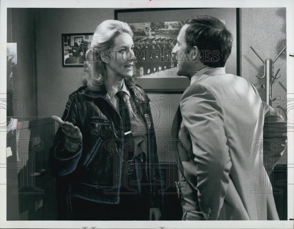 1982 Press Photo Daniel J. Travanti and Betty Thomas in &quot;Hill Street Blues&quot; - Historic Images