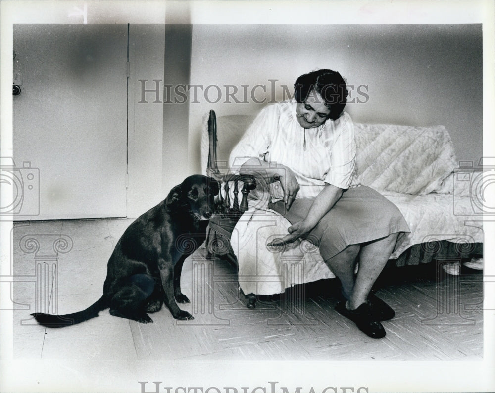 1988 Press Photo Cotilia Thomas Columbia Point Housing with Gelzinas the Dog - Historic Images